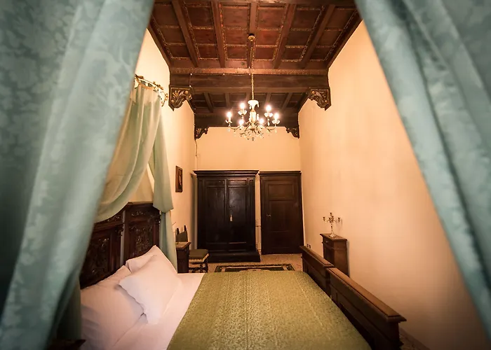 All'ombra della Torre Siena